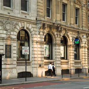 Londyn City, ulica Threadneedle z budynkiem banku Lloyda